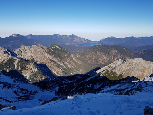 Hinter dem Walchensee ist das Nebelmeer zu sehen, welches sich heute nicht auflöste.