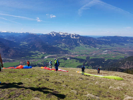 Paraglider starten am Schönberg Kreuz