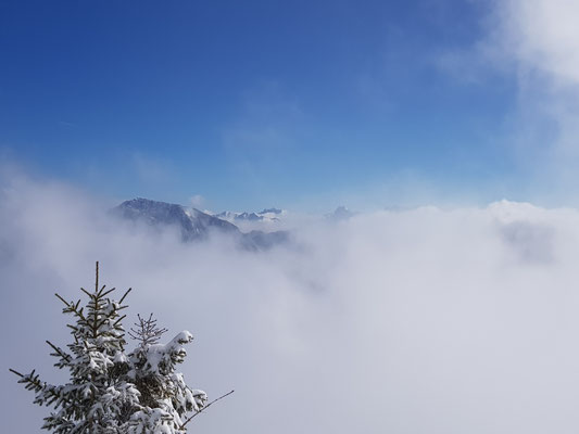 Die Wolken lassen immer mal wieder Blicke in die Ferne zu, hier Richtung Soierngruppe