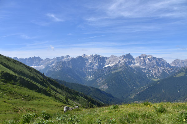Kurz vor der Tölzer Hütte öffnet sich der Blick aufs Karwendel