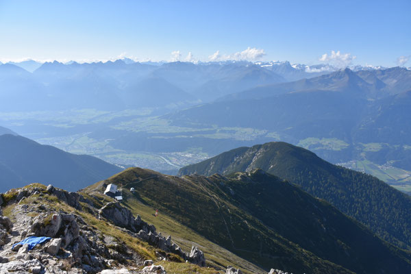 Blick von der Reither Spitze über die Nördlinger Hütte und das Inntal hinweg in die Tuxer