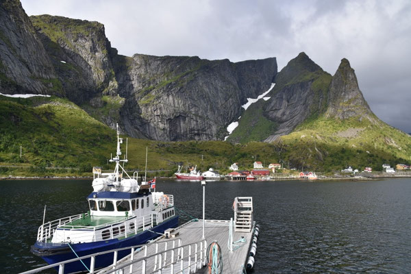 Fjordboot mit Navarren im Hintergrund