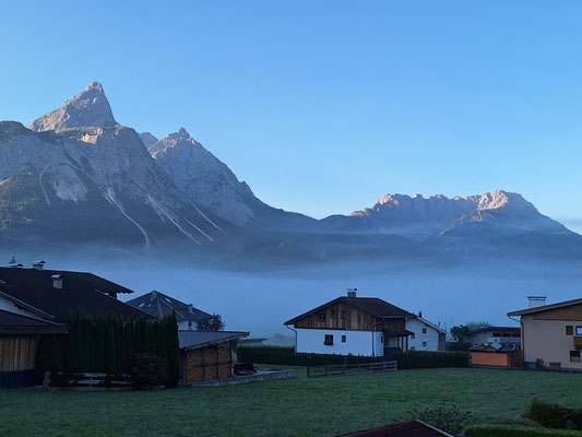Sonnenspitze (links) und Hochwannig über dem Nebel