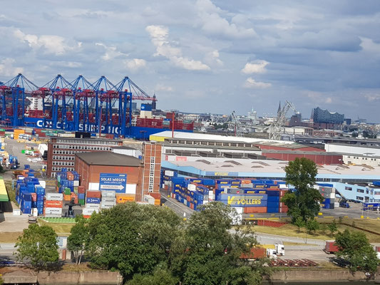 Blick von der Köhlbrandbrücke.