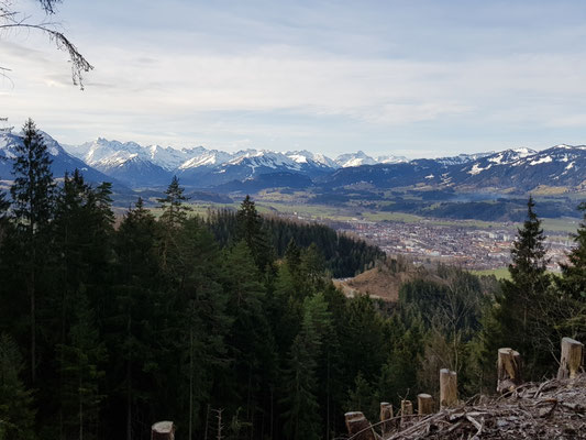 Schnell erhält man eine gute Aussicht übers Illertal zu den höheren Bergen