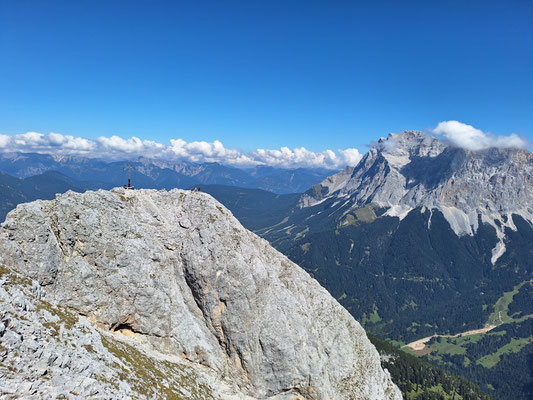 Blick vom Gipfel zum  Kreuz