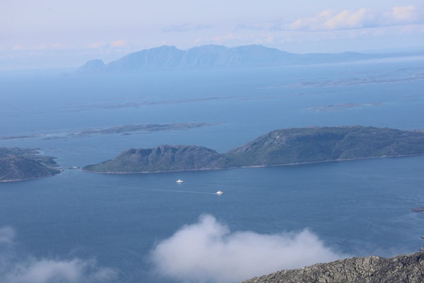 Vega und im Vordergrund die Fähre Holm - Vennesund