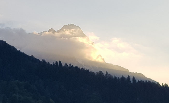 Waxensteine im Abendlicht aus dem Zug gesehen