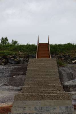 Treppe in / aus dem Meer