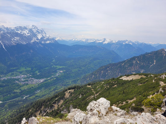 Blick vom Gipfel Richtung Zugspitze und Eibsee