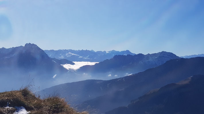 über das Marienbergjoch reicht der Blick in die Stubaier Alpen