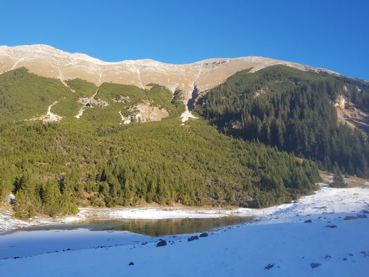 See auf der Fereinalm mit den aperen Hängen der Soiernspitze