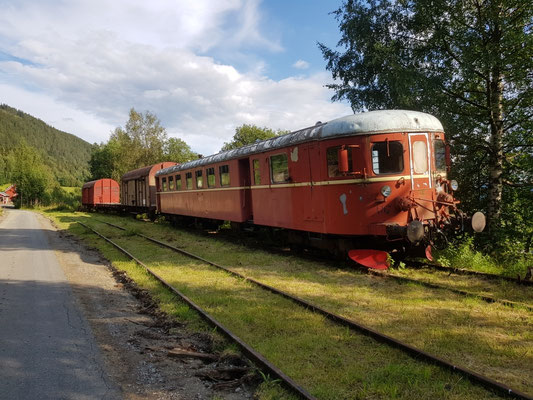 Beginn des Radweges am alten Bahnhof Björgo