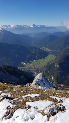 Tiefblick von der Brunnsteinspitze nach Scharnitz