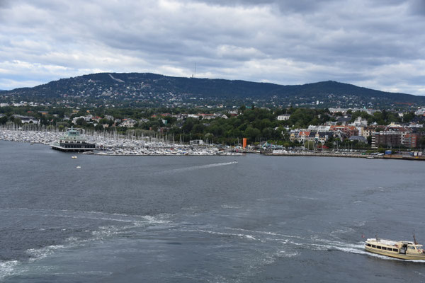 Blick auf den Holmenkollen bei der Ausfahrt aus Osloer Hafen