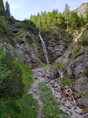 der mittlere Wasserfall