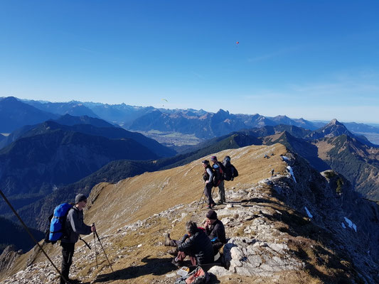 Einige Paraglider auf und über dem Westgipfel