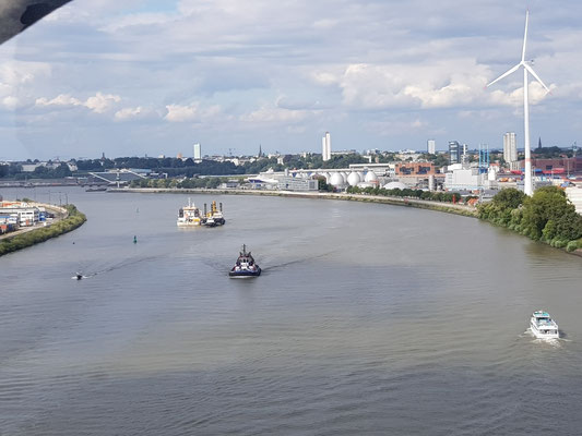 Blick von der Köhlbrandbrücke.