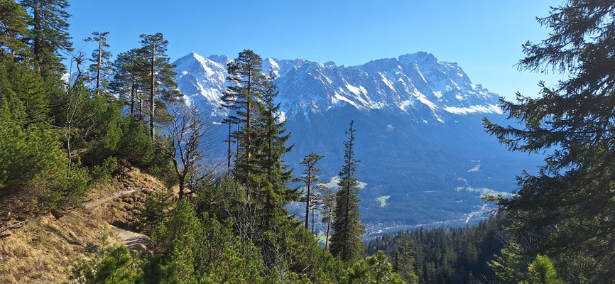 Kreuzweg mit Zugspitze