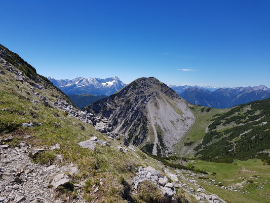 Bischoff und dahinter die Zugspitze