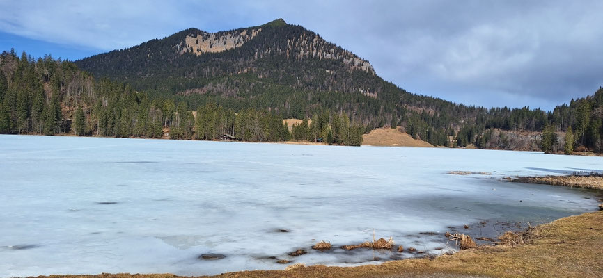 Der Spitzingsee liegt noch unter Eis