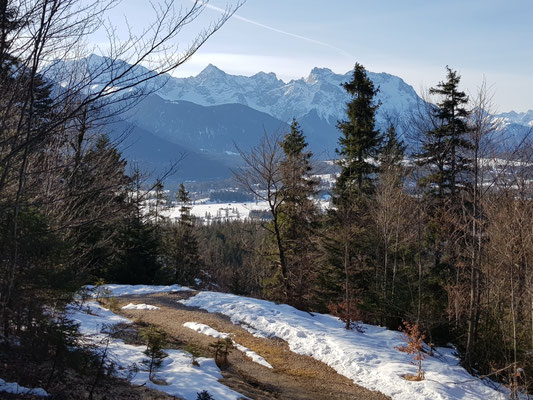 Immer wieder öffnen sich Blicke aufs Karwendel