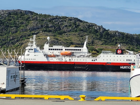 Die nordgehende Hurtigrute verlässt den Hafen