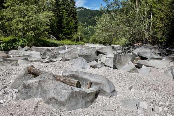 künstliche Bachbettstufe im Kolmkarbach