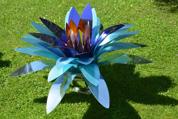 BLUE LOTUS FLOWER SCULPTURE l 2019 l 70x95 cm. P. 5,2 kg. l Alluminio lucido, anodizzato e martellato