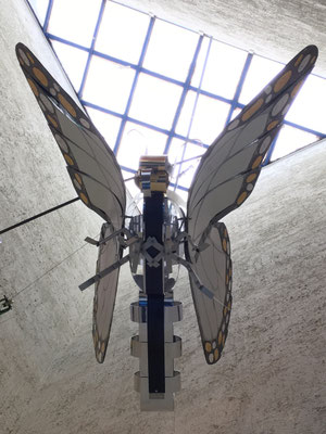 PAPALOTL THE MONARC BUTTERFLY l 2019 l 125x192x160 cm. W. 14,5 kg l hammered and natural and anodized mirrored aluminum