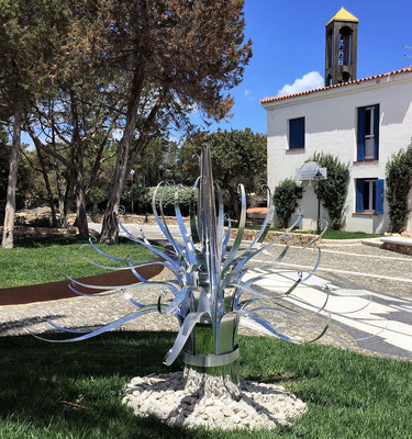 CURLY AGAVE l 2017 l 160x230 cm, W. 19 kg l since 2017 is located in Via Belli in Porto Rotondo, Sardinia, Italy. Mirrored aluminum