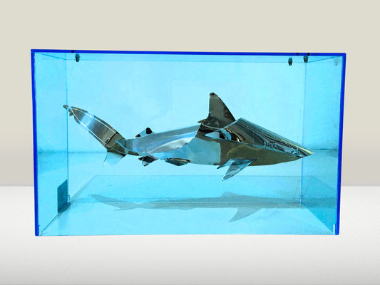 SHARK IN AQUARIUM l 2024 l 50x20x30 cm, G. 2 kg. l Aluminium und Plexiglas (Modell für große Skulptur aus Edelstahl)