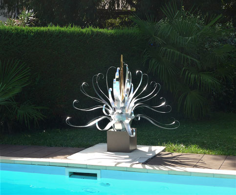 Big SHINY AGAVE 2020 - H. 135 cm. D. 180 cm. W. 10 kg. Mirrored and hammered aluminum and anodized aluminum