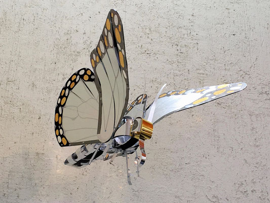PAPALOTL THE MONARC BUTTERFLY l 2019 l 125x192x160 cm. W. 14,5 kg l At the PAPALOTE MUSEUM in Mexico City. Hammered and natural and anodized mirrored aluminum