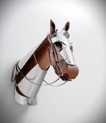 ARMOURED HORSE SCULPTURE l 2024 l grandezza naturale l 99x25x109 cm. P. 30 kg l Acciaio Inox fiorettato, acciaio Corten e capezza in pelle. Disponibile 
