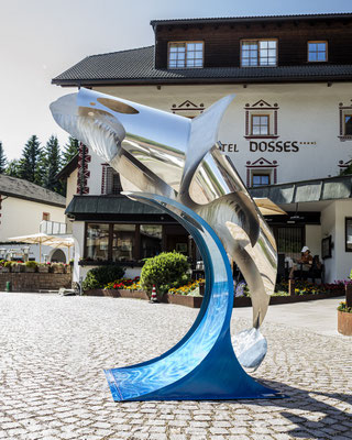 BABY ORCA – BREAKING THE SURFACE - Biennale UNIKA en Santa Cristina en los Dolomitas l 2025 l tamaño natural de una Orca bebé l acero inox y varniz para automobiles