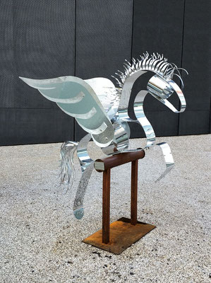 PEGASUS BEYOND OBSTACLES l 2020 l 180x45x150 cm, P. 25 kg. l A Palais Campofranco a Bolzano. Alluminio martellato e lucido e acciaio corten.