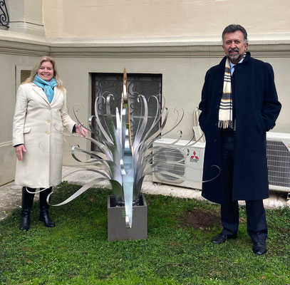 Chelita con el Embajador Carlos García de Alba y su Agave en la Embajada en Roma.