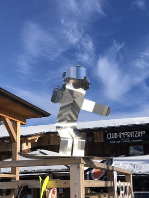 SNOWBOARDER l 2023 l Val Badia – Dolomites, the sculpture SNOWBOARDER is placed at the Club Moritzino. 