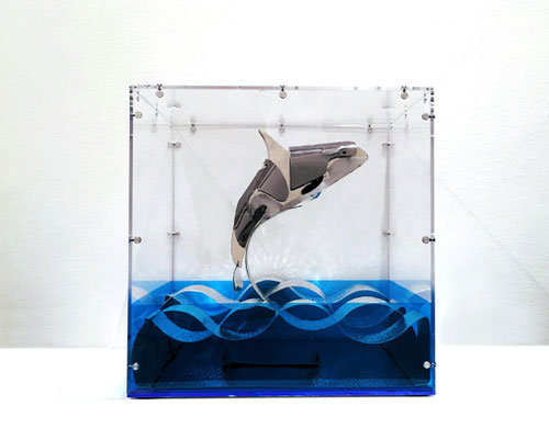 ORCA - BREAKING THE SURFACE l 2025 l 35x35x35 cm, G. 2 kg. l Aluminium und Plexiglas (Modell für große Skulptur aus Edelstahl). Verfügbar
