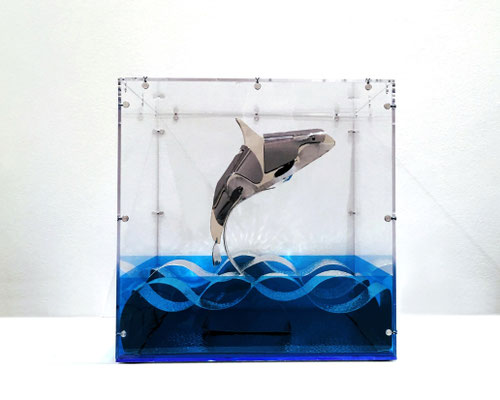 ORCA - BREAKING THE SURFACE l 2025 l 35x35x35 cm, G. 2 kg. l Aluminium und Plexiglas (Modell für große Skulptur aus Edelstahl). Verfügbar