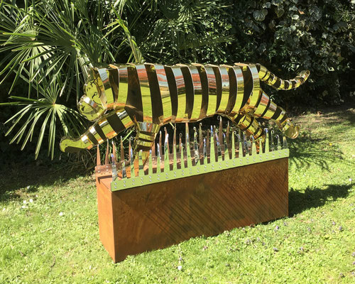 TIGER SCULPTURE - INVINCIBLE FORCE l 2022 l 66x170x31 cm. P. 60 kg l Acero Corten, aluminio anodizado pulido y martillado. Disponible