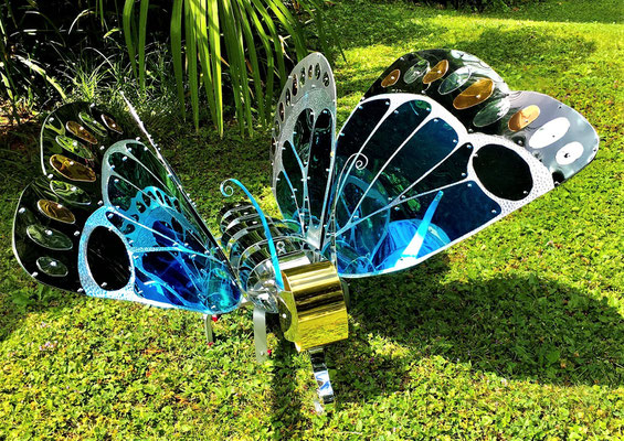 BLUE BUTTERFLY SCULPTURE l 2021 l 64x100x65cm. P. 4 kg. l Alluminio lucido, anodizzato e martellato
