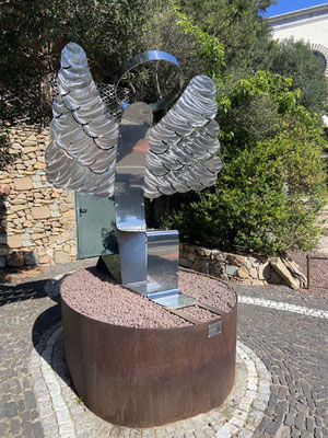 LIGHT ANGEL SCULPTURE since l 2021 l 180x170x136 cm. W. 75 kg. Owned by the Porto Rotondo's Art Foundation, Costa Smeralda, Sardinia in front of the Porto Rotondo's Church 