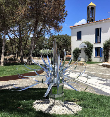 CURLY AGAVE l 2017 l 160x220 cm. P. 19 kg l Dal 2017 Proprietà del Consorzio di Porto Rotondo, Costa Smeralda, Sardegna e allocata in Via Riccardo Belli. Alluminio specchiato