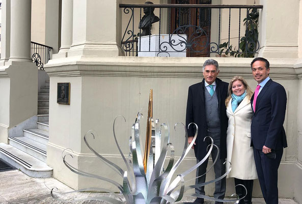Chelita mit dem Kulturattaché der Botschaft Héctor Alcantara, ihrem Ehemann Stefano Vanzo und ihrer Agave in der Botschaft in Rom