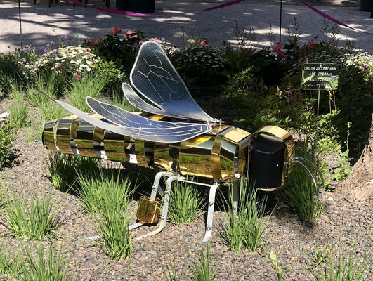 BEE-QUEEN OF THE ECOSYSTEM l 2019 l 50X130X145 cm, W. 11 kg l Mirrored, hammered and anodized aluminum. 