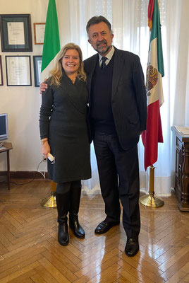 Chelita con l'Ambasciatore Carlos García de Alba presso l'Ambasciata del Messico a Roma.