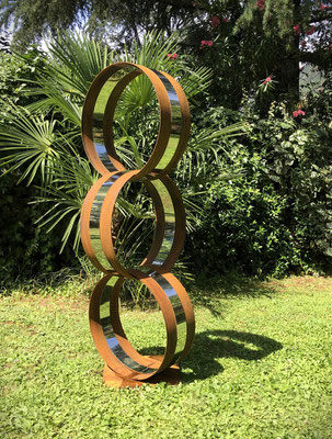 SOLIDARITY CHAIN SCULPTURE l 2024 l 50 x 50 cm, H. 140 cm, P. 40 kg l Acero corten e acero inox pulido.