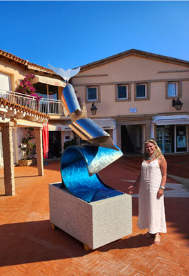 DOLPHIN RIDING THE WAVE - Sardegna a Porto Rotondo in Piazza Paguro l 2024 l 210x75x150 cm. P. 70 kg. a ORTISEI, VAL GARDENA sulle DOLOMITI
